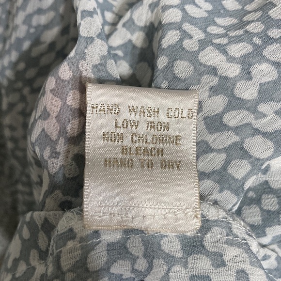 Elegant Kenar pleated button up blouse, subtle geometric pattern. Size Large - Picture 4 of 9